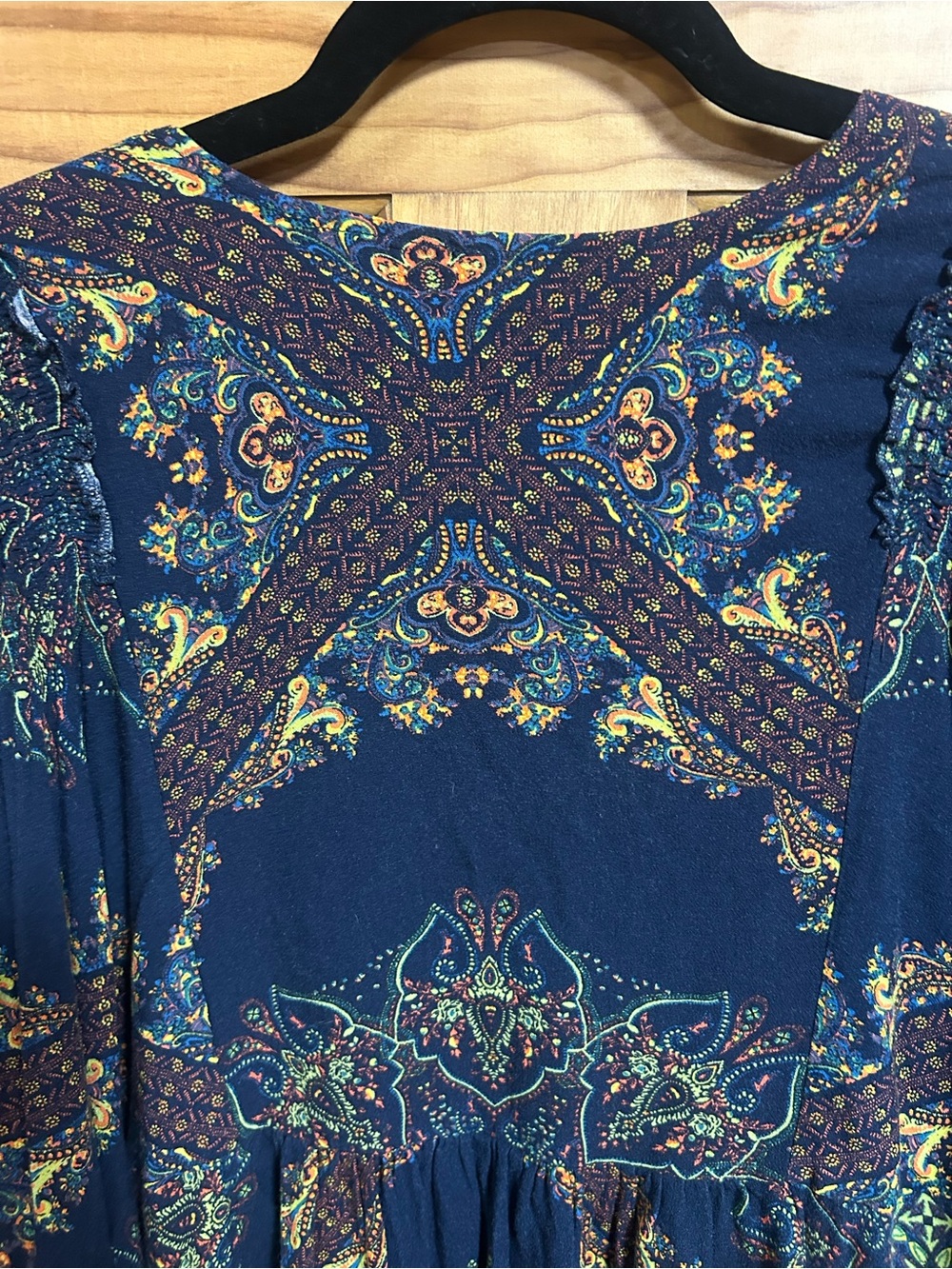 Women’s Free People Bohemian Navy Paisley V-Neck Women’s Shirt. Sz Small - Picture 4 of 6